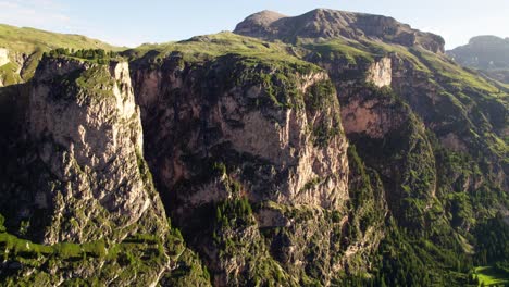 las imponentes montañas del masivo de las dolomitas en italia