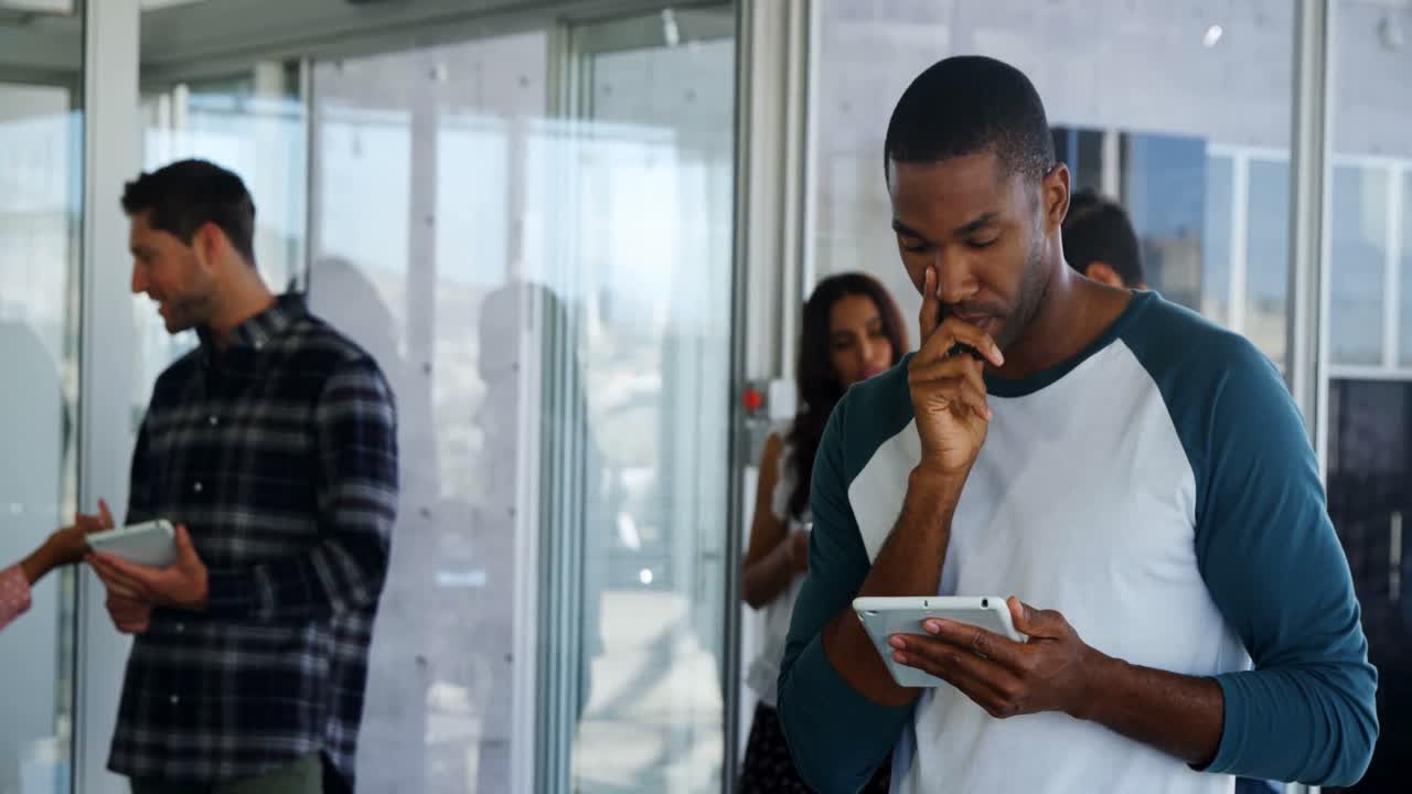 ejecutivos que usan tabletas digitales