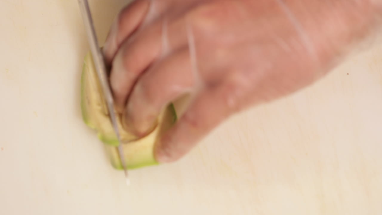 нарезка свежего плода авокадо для приготовления суши - верхний план