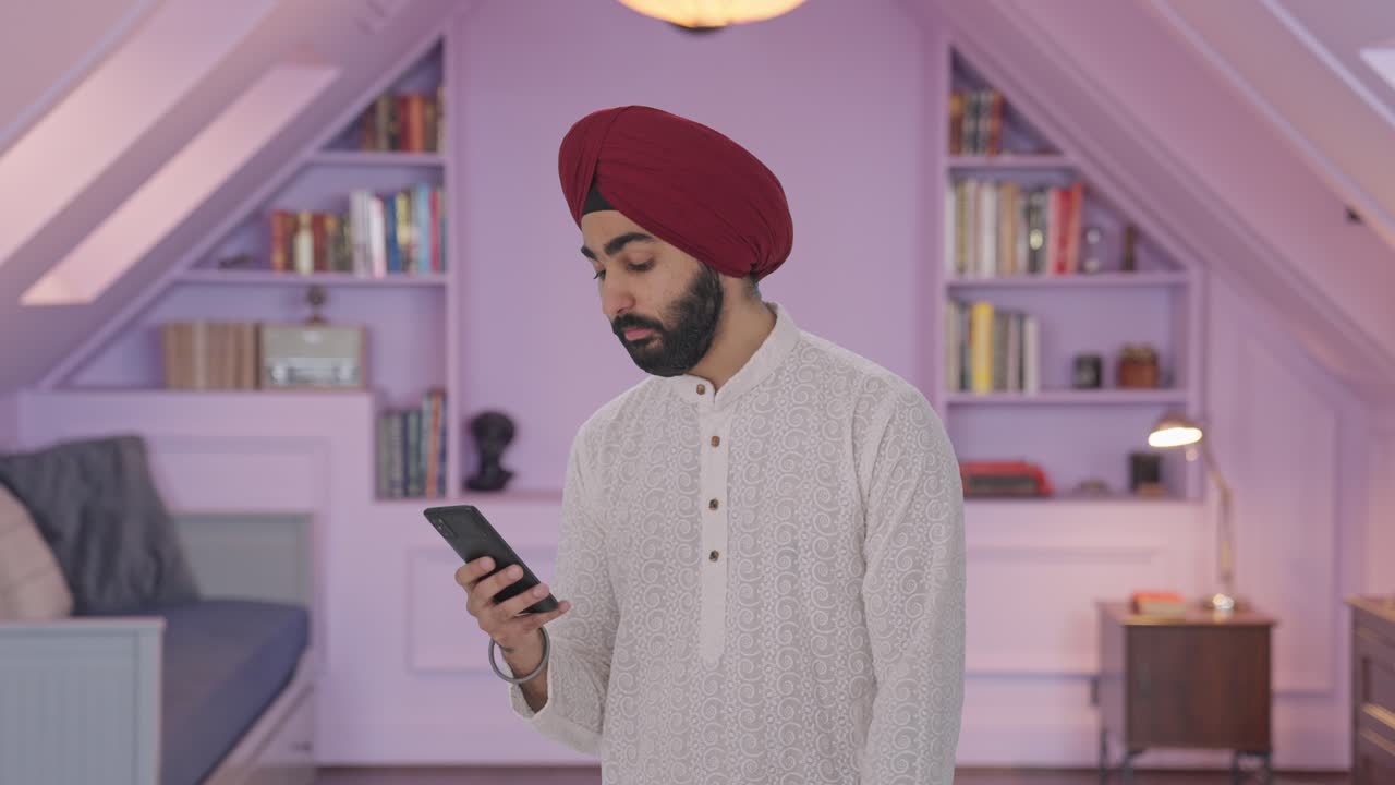 hombre indio sikh perezoso usando el teléfono