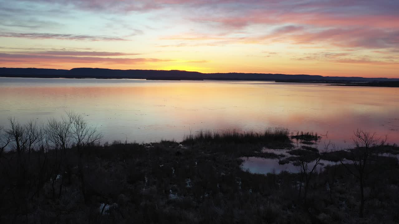 amanecer sobre un pantano y un río