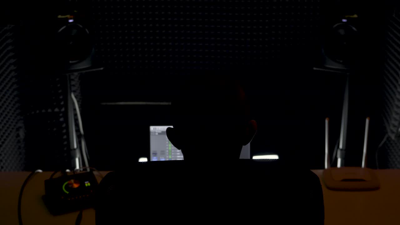 가정 녹음 스튜디오 에서 늦게까지 일 하는 사운드 엔지니어