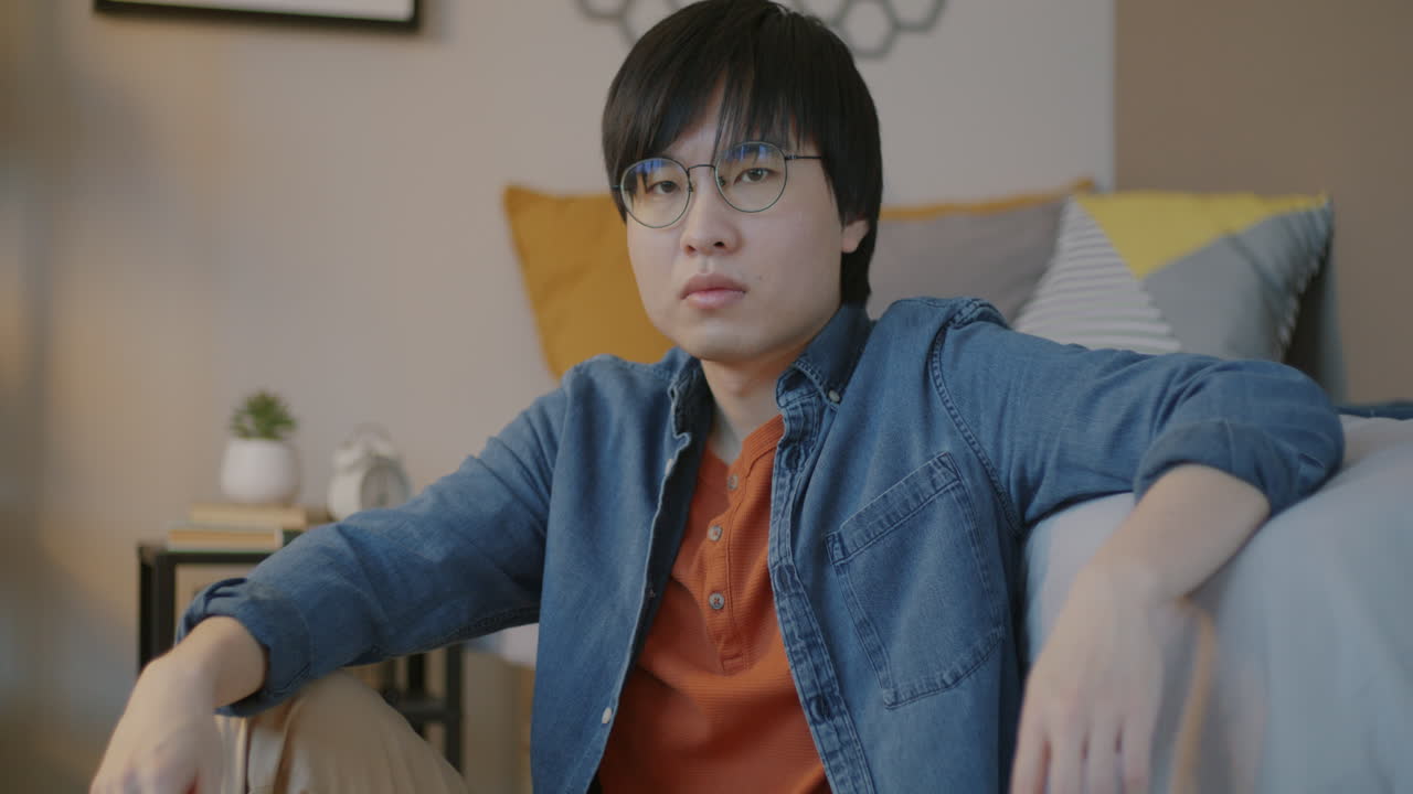 소파에 앉아 있는 남자