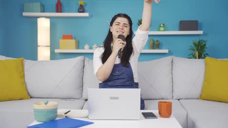 la mujer está cantando.