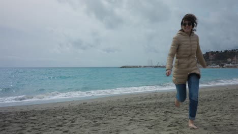 Woman-running-towards-camera-on-a-beach