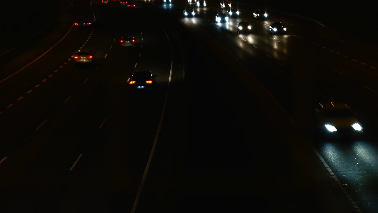 늦은 오후 시간에 고속도로를 달리는 자동차들, 다리에서 보이는 풍경