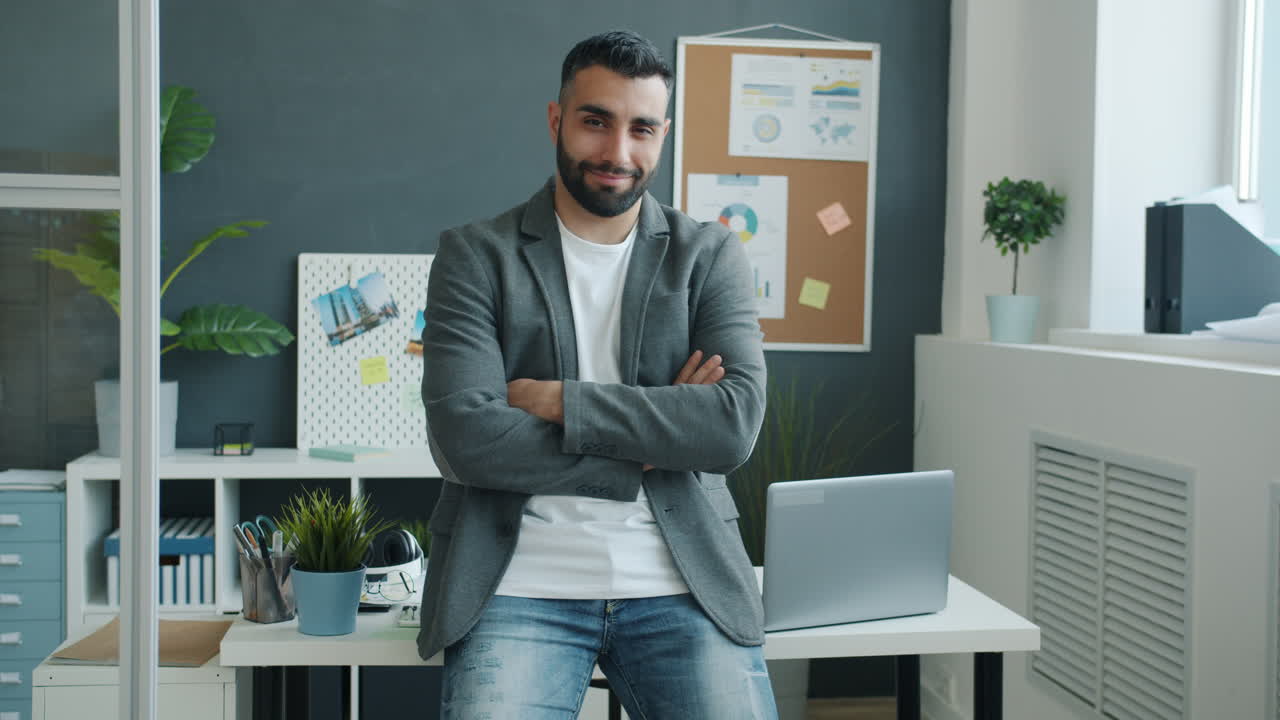 hombre en la oficina