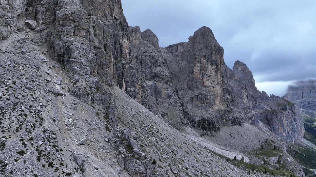 Imponenti montagne delle Dolomiti, vista aerea all'indietro con drone
