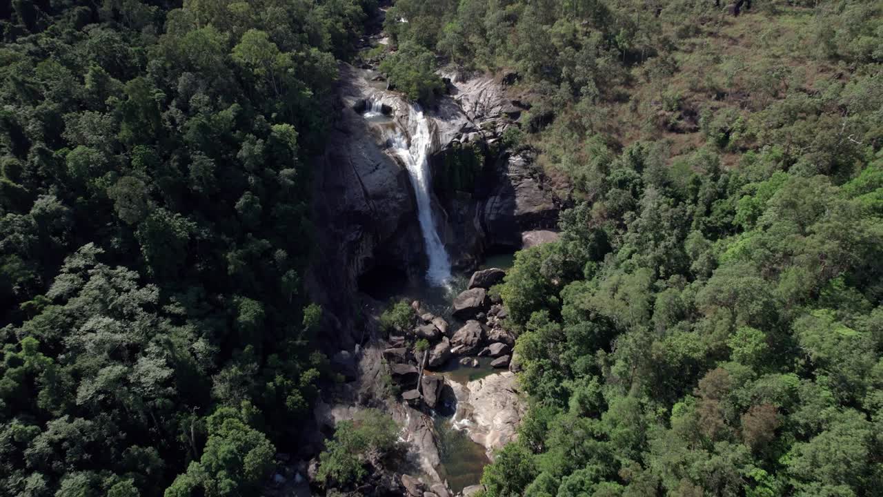 avión no tripulado disparado sobre murray falls en queensland australia en un día soleado