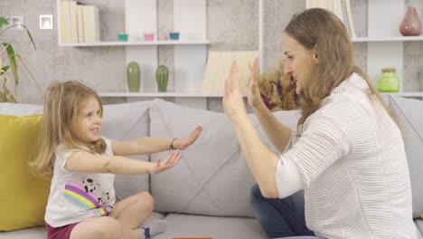 Madre-E-Hija-Aprendiendo-Números-Y-Contando-En-Casa.