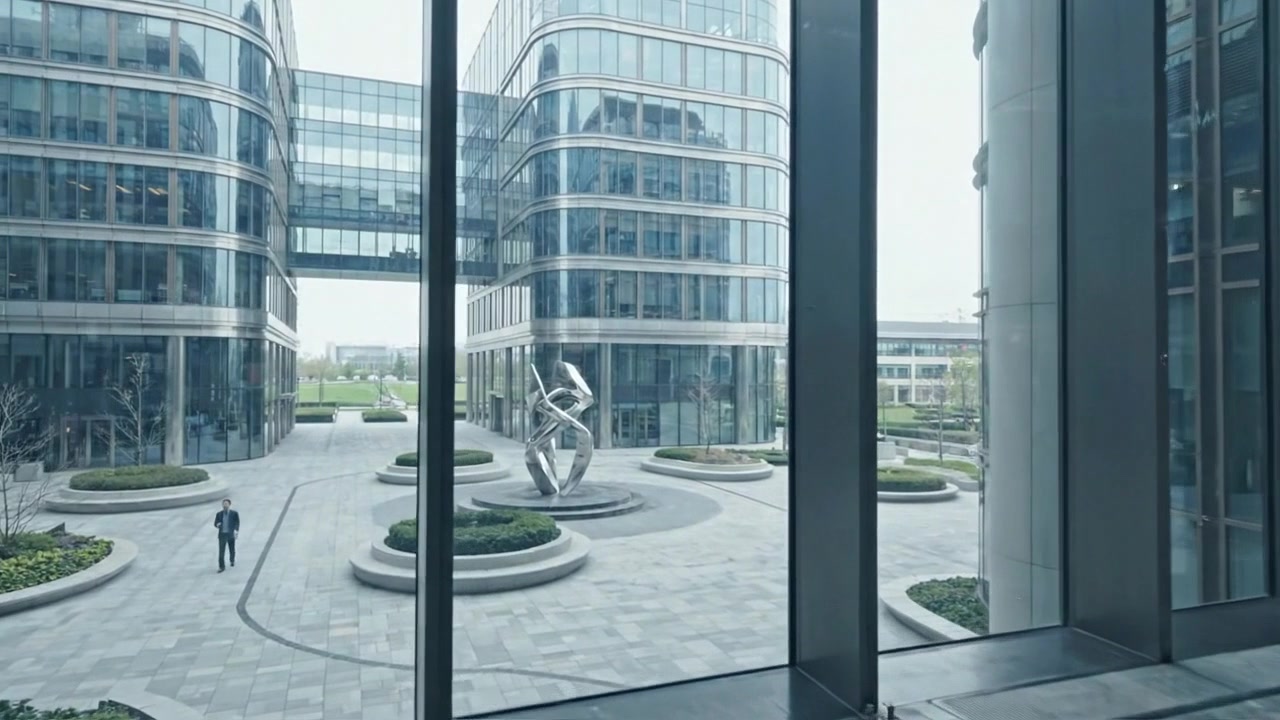 Lobby de Escritório Corporativo Moderno e Interior de Vidro com Vista para o Horizonte da Cidade