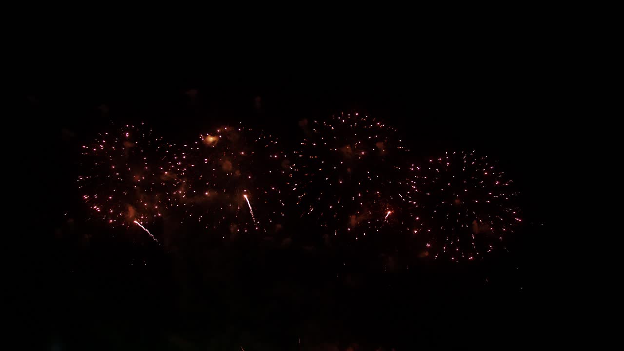 밤하늘의 보케 불빛과 함께 황금빛 빛나는 추상적인 흐릿함과 함께 새해 전야에 화려한 진짜 불꽃놀이 축하 행사