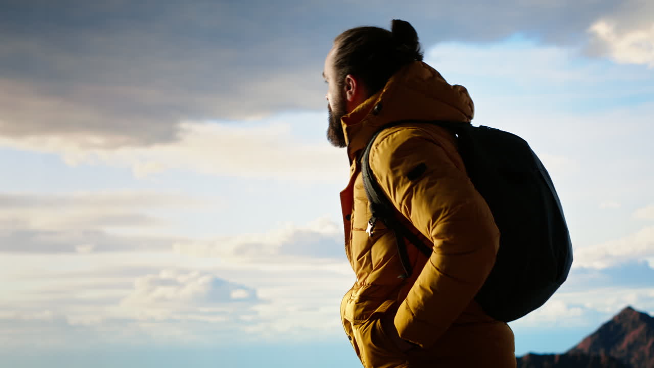 el excursionista toma una respiración profunda del aire fresco de la montaña sintiéndose satisfecho