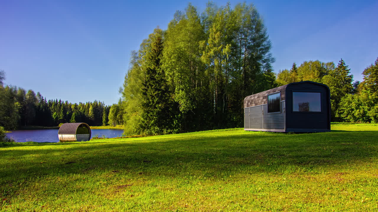 Edifici moderni per sauna in riva al lago in una zona rurale, fusion timelapse di una giornata di sole