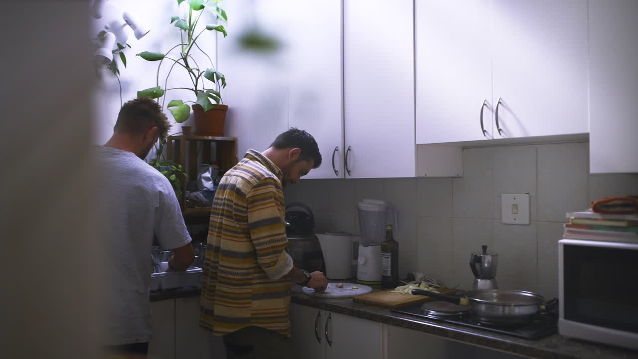 우리는 모든 것을 50/50으로 나 ⁇ 니다.