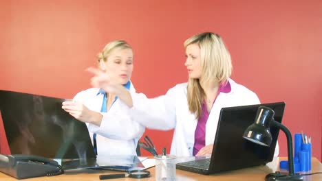 Hermosos-Doctores-Estudiando-Una-Radiografía-En-El-Consultorio.