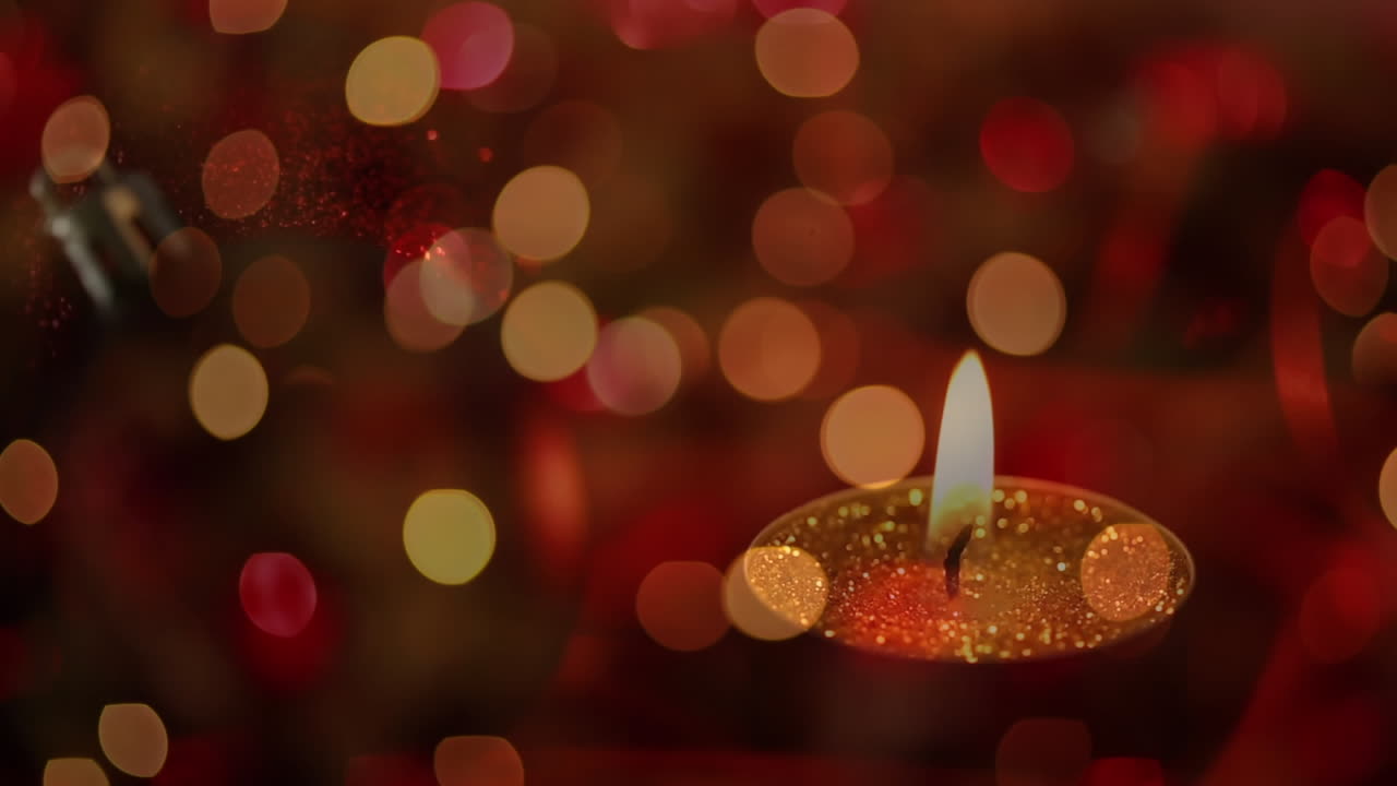 Animazione di punti luce su candela e palline di Natale