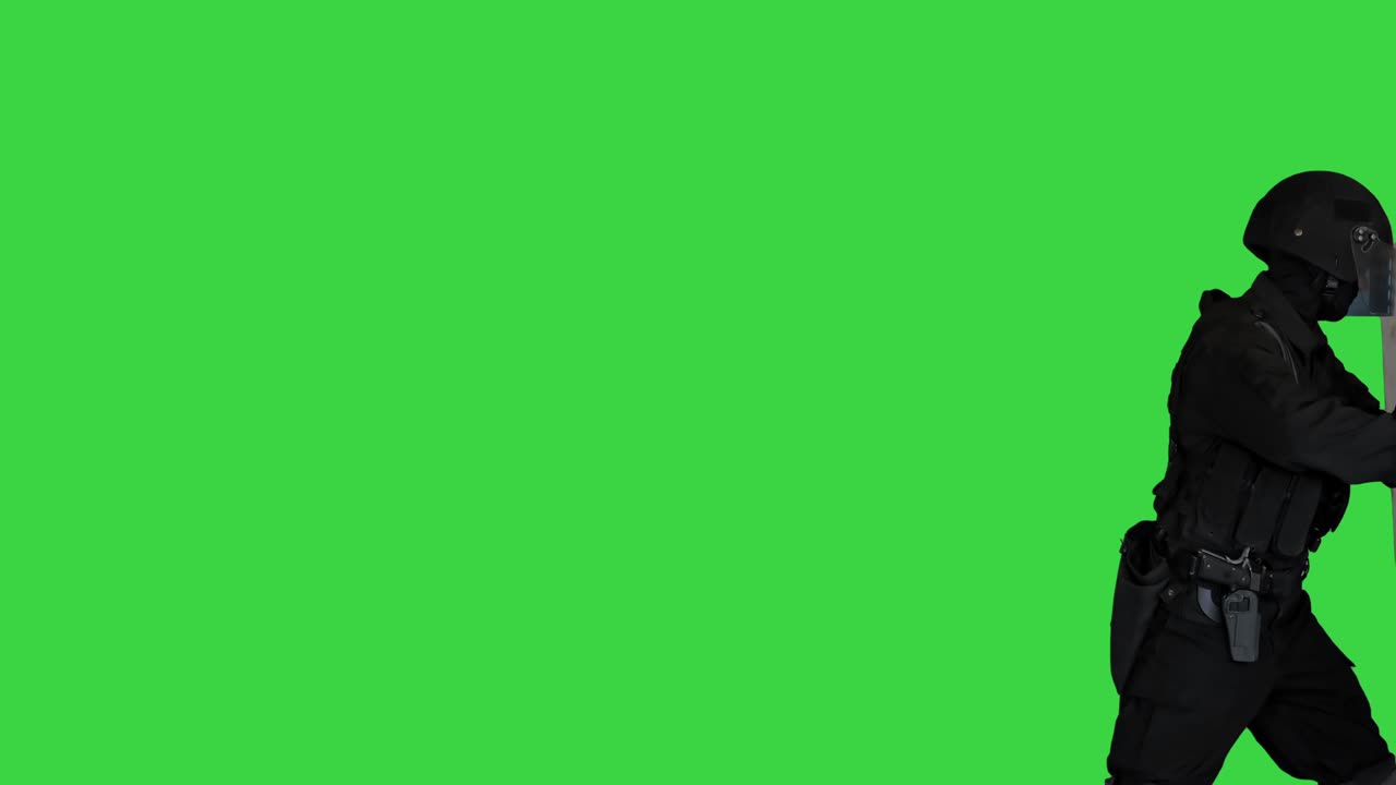 полицейский по борьбе с беспорядками бьет свой щит, движусь вперед со щитом на зеленом экране, хроматический ключ