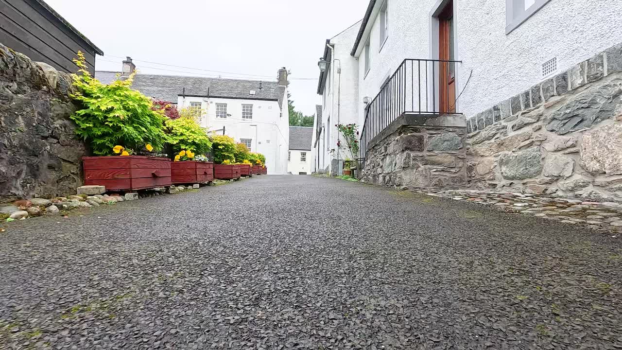 꽃 상자 들 이 있는 조용 한 골목