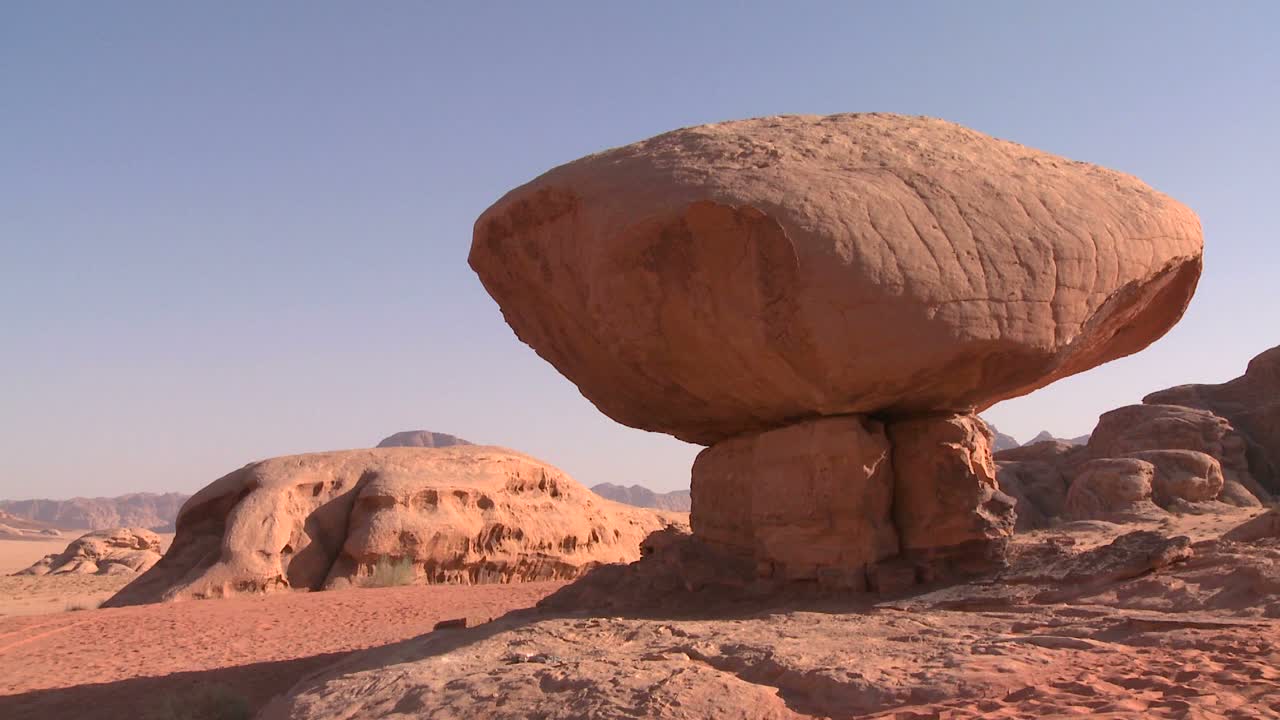 Una roccia a forma di fungo si erge nel deserto saudita vicino a Wadi Rum, Giordania 1