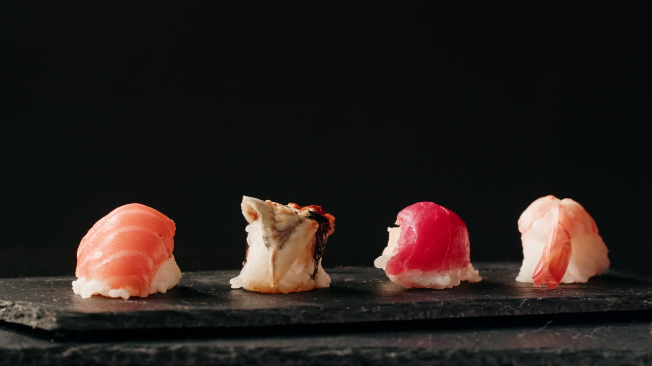 Piatto di sashimi, ristorante giapponese, fette fresche di tonno e salmone in un locale moderno, cibo tradizionale, piatto di pesce rosso crudo, omega 3