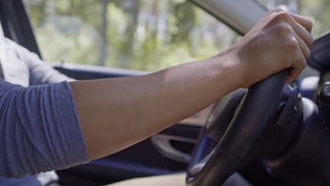 un video inclinado hacia abajo de un hombre guapo conduciendo un coche.