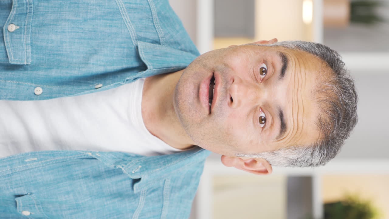 그 남자의 수직 영상은 카메라에 "와우"라고 말합니다.