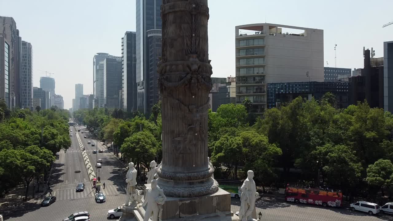 una toma inclinada del ángel de la independencia se encuentra en el centro de una rotonda en la ciudad de méxico, méxico