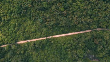 Auto-Fährt-Durch-Eine-Unbefestigte-Straße-Im-Dschungel---Sigiriya---Sri-Lanka