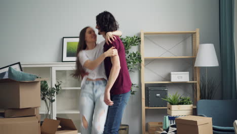 pareja que se muda a un nuevo hogar