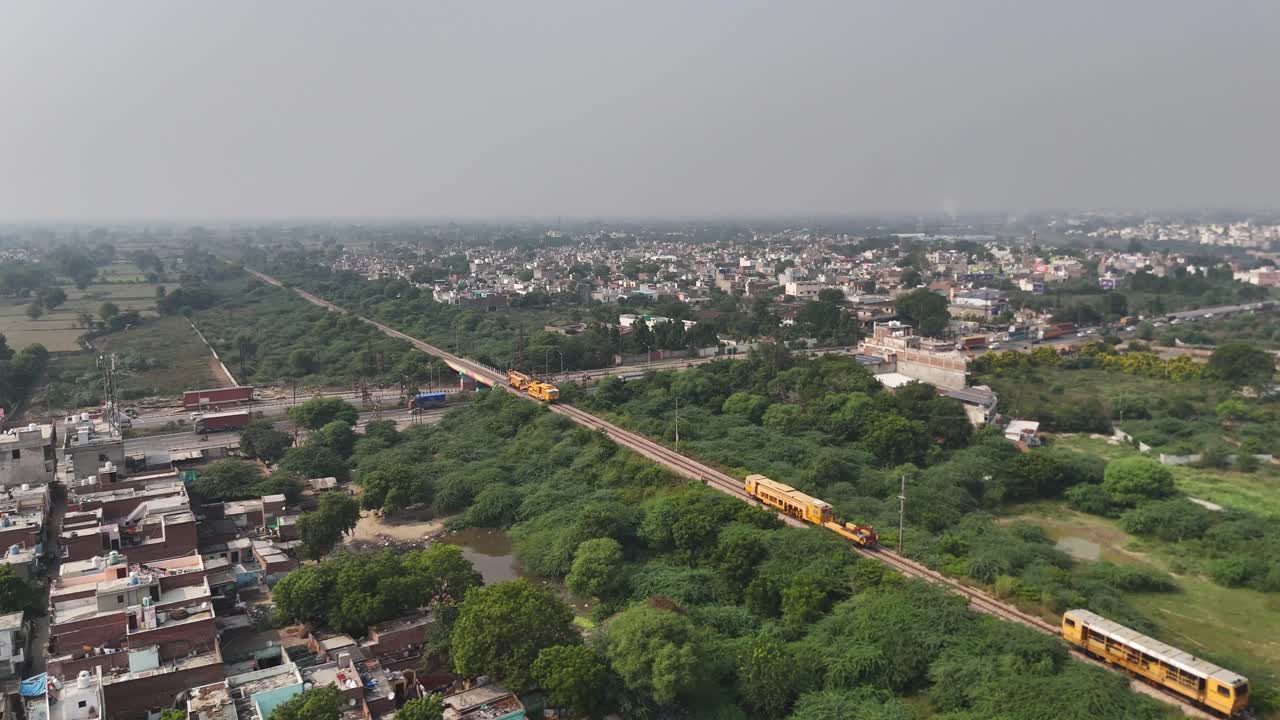 Ogni festival a Mathura trasforma la città in un'area di lavoro vivente di colori, canti e celebrazioni