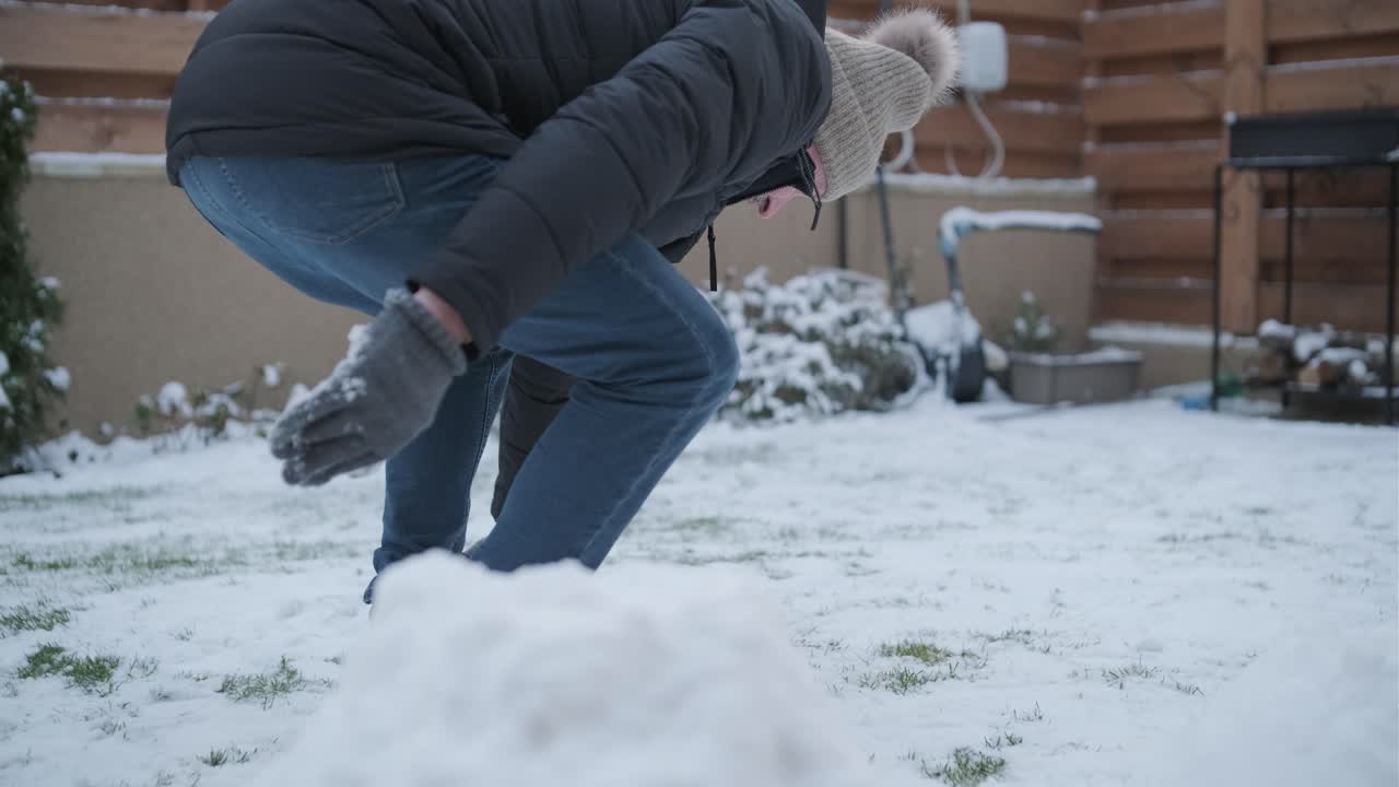 할아버지와 손녀가 눈 속에서 재미를 느끼고 있습니다.