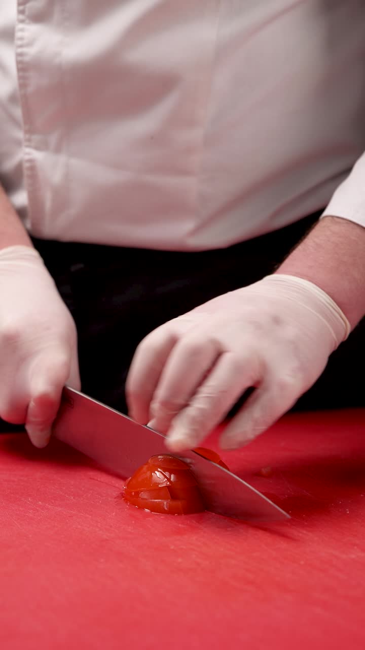 Chef che prepara pomodori a fette