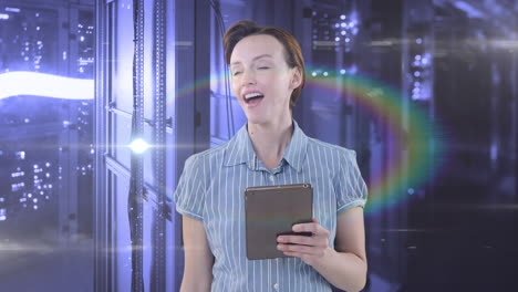 animación de una mujer blanca feliz usando una tableta sobre luces y procesamiento de datos en servidores informáticos