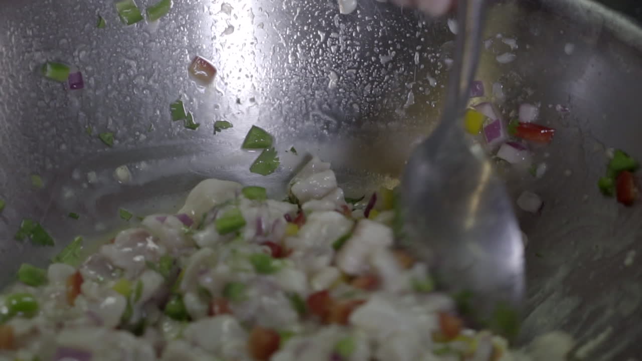 클로즈업, 다진 세비체 생선 요리의 숟가락 저어 그릇