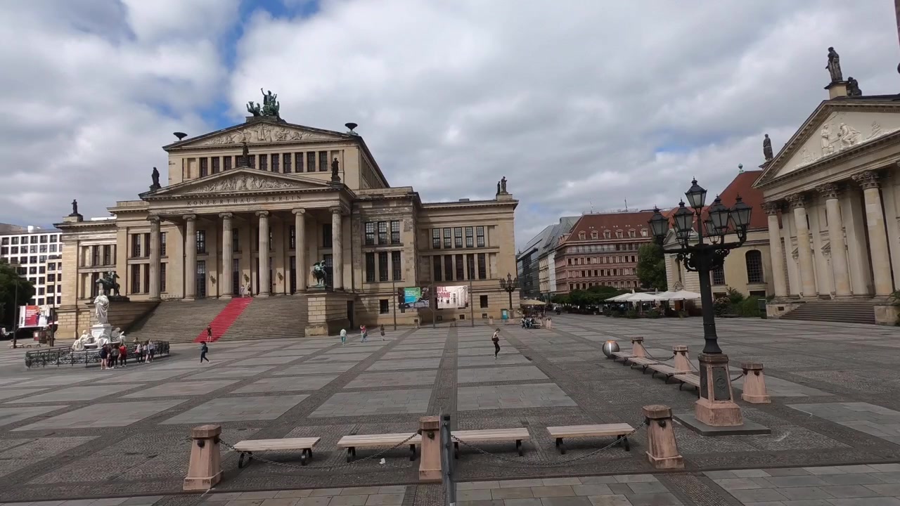 Rijden door de Gendarmenmarkt met uitzicht op de Franzosischer Dom, het Konzerthaus en het Schiller Monument in Berlijn, Duitsland