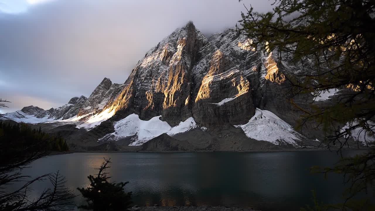 vistas panorámicas y escénicas del pico de floe y el lago en las montañas rocosas canadienses