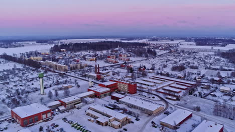 pueblo de invierno con una central de calefacción al anochecer - vista aérea panorámica