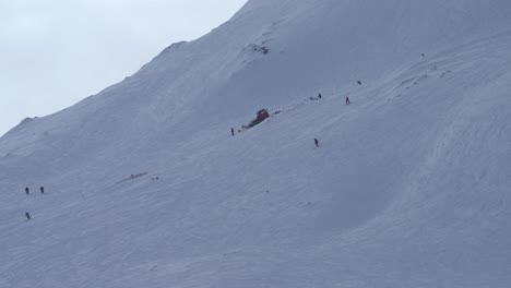 在山上開車時,
