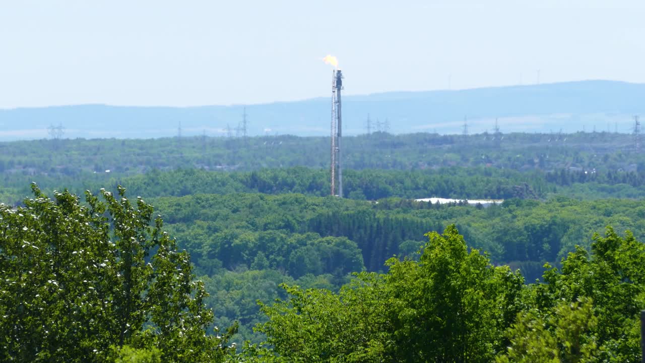 석유 정제 공장 타워가 불타고 나무로 둘러싸인 풍경, 기후 변화, 지구 온난화