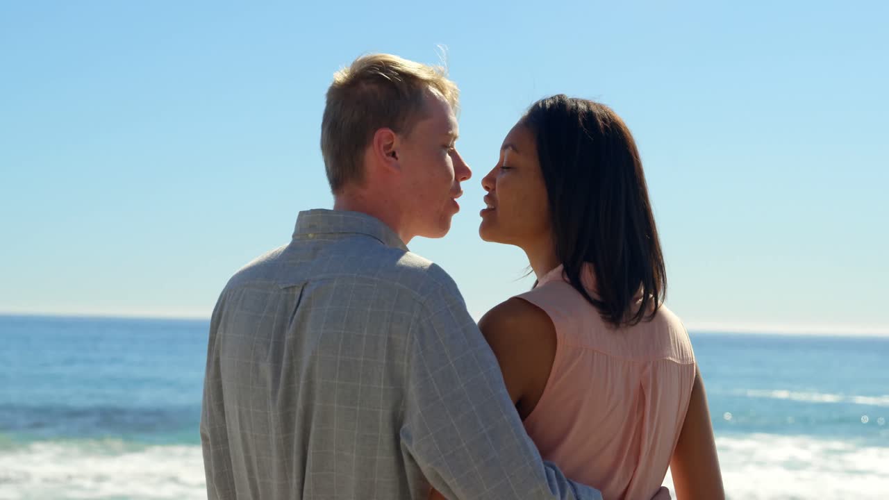 로맨틱 한 부부 가 레일링 근처 에서 서로 키스 하고 있다 4k