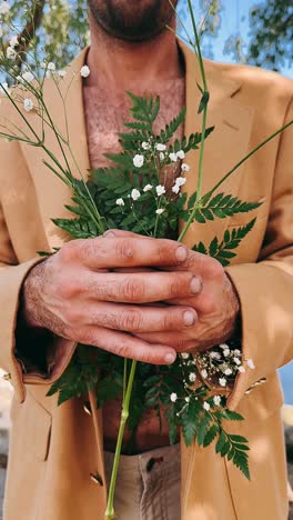 hombre sosteniendo un ramo de flores