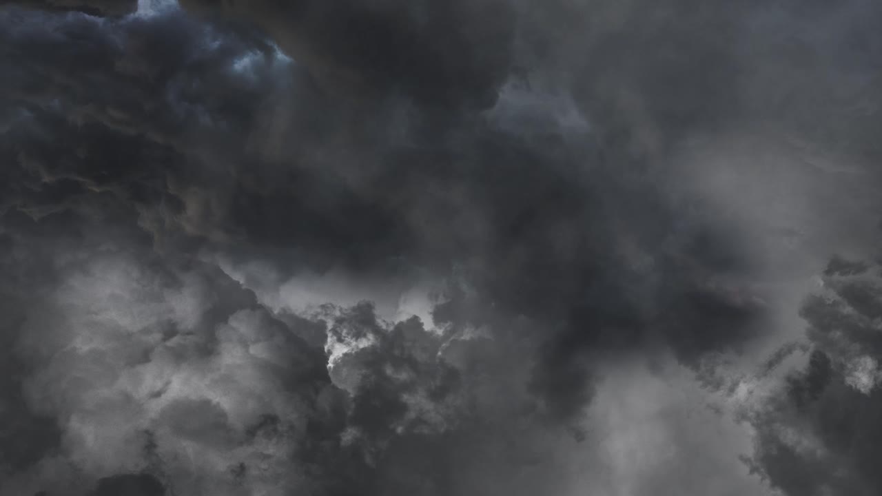 nubes con fuertes tormentas eléctricas 4k