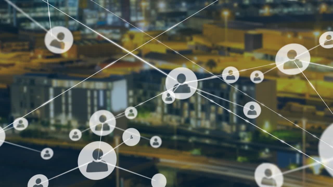 Animazione di rete di connessioni e icone di social media su paesaggio urbano notturno.