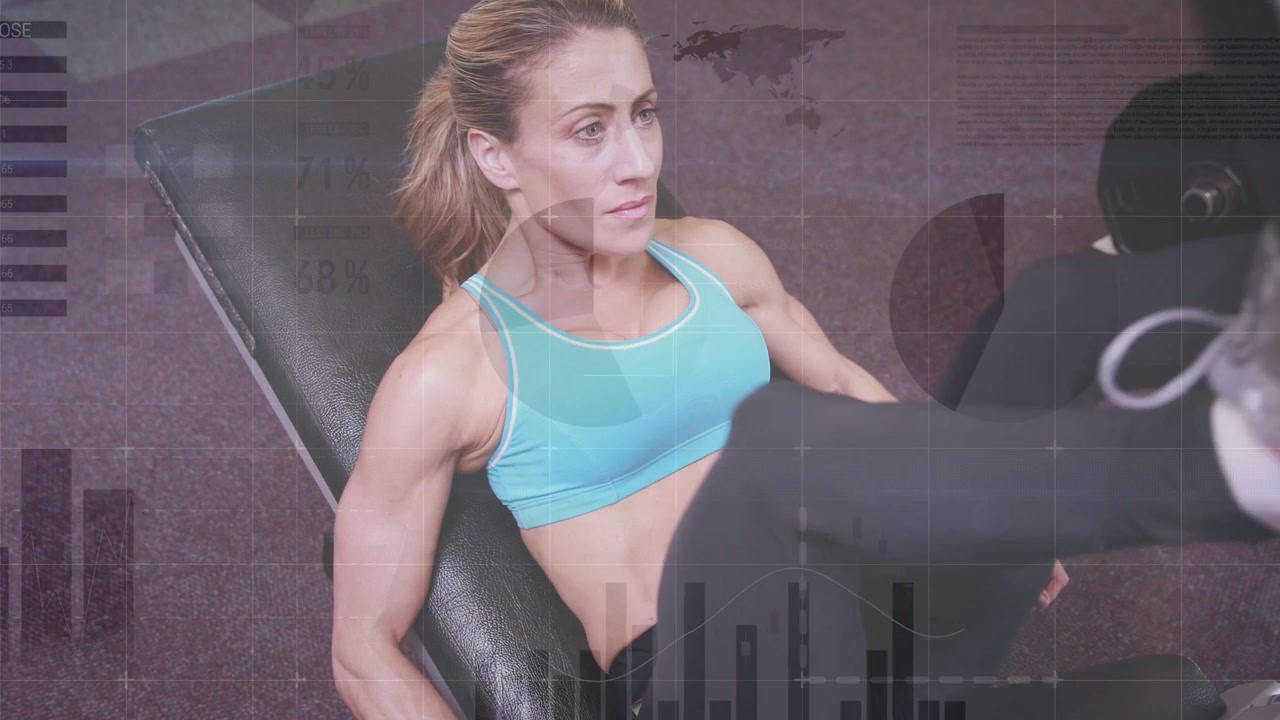 Frau stellt die Füße auf die Beinpresse, beginnt mit der Fitnesspresse, drückt den Schlitten zurück, während Diagramme erscheinen.