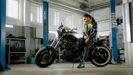 Woman-sitting-on-her-motorbike