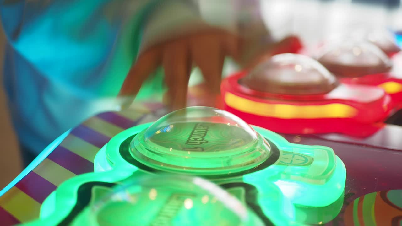 niño jugando a un juego de arcade