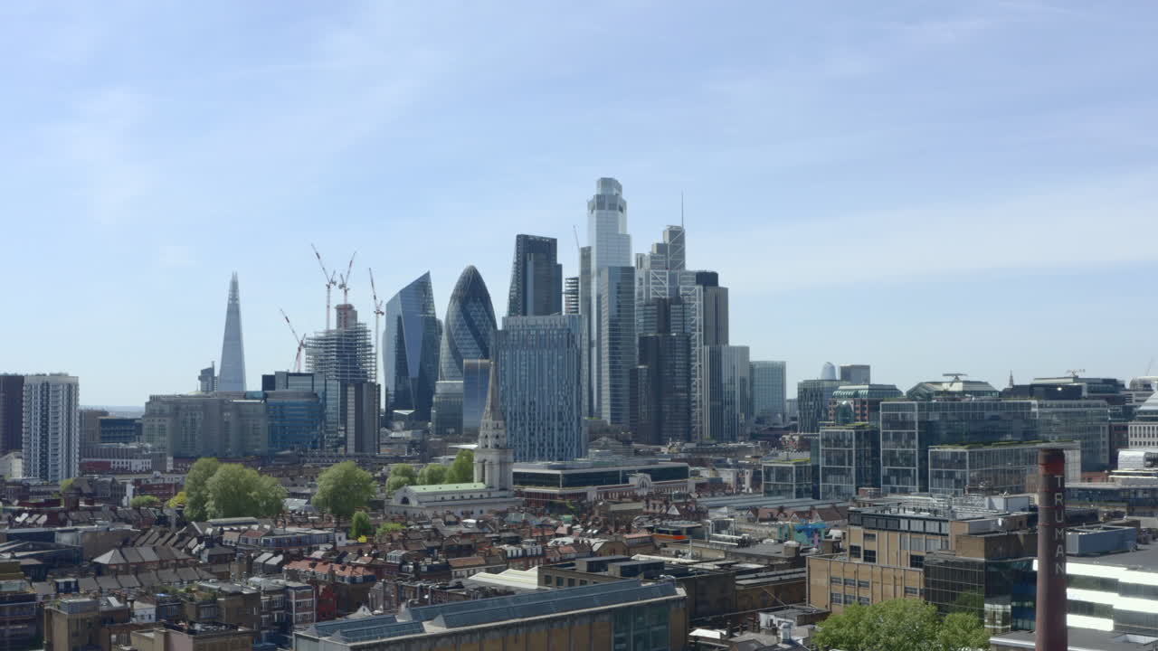 동쪽에서 런던 고층 빌딩의 도시 상승 공중 샷