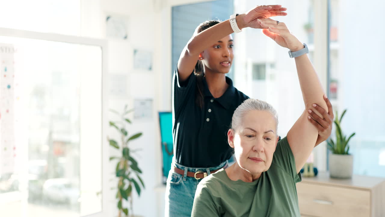 Frau, Patientin und Armdehnung für Physiotherapie