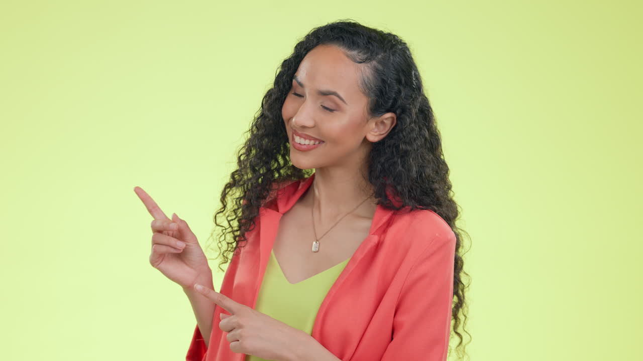 promoción, publicidad y una mujer negra señalando